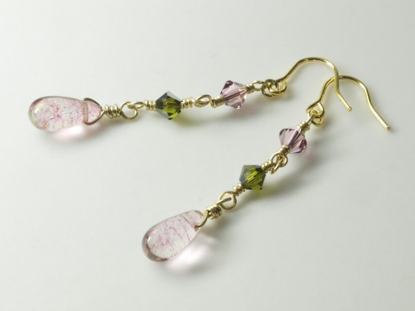 チェコ・ドロップとスワロのロングピアス　桜葉