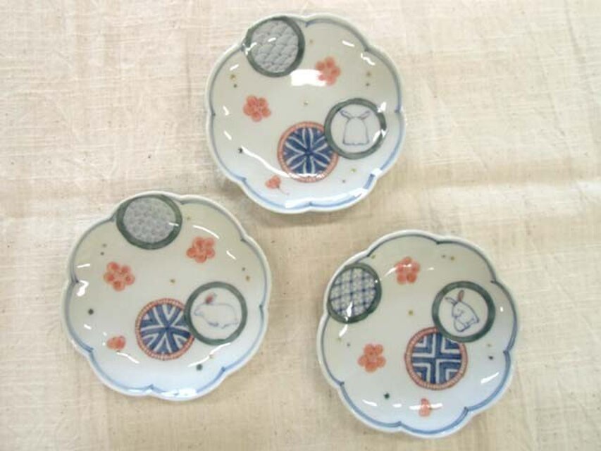 丸紋散らし兎輪花小皿