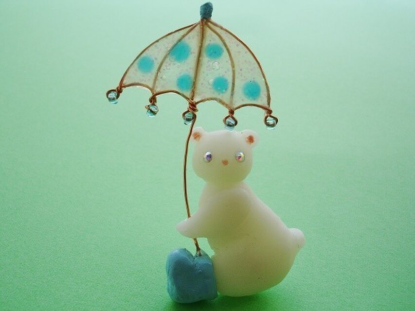 くまたろうと雨傘（ブローチ）