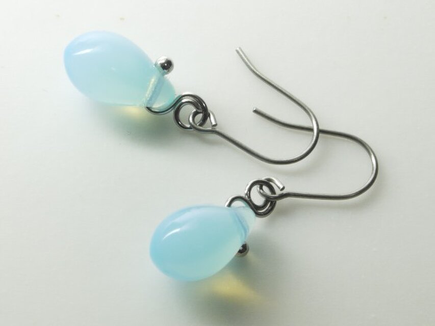 チェコガラスのしずくピアス　ホリゾン