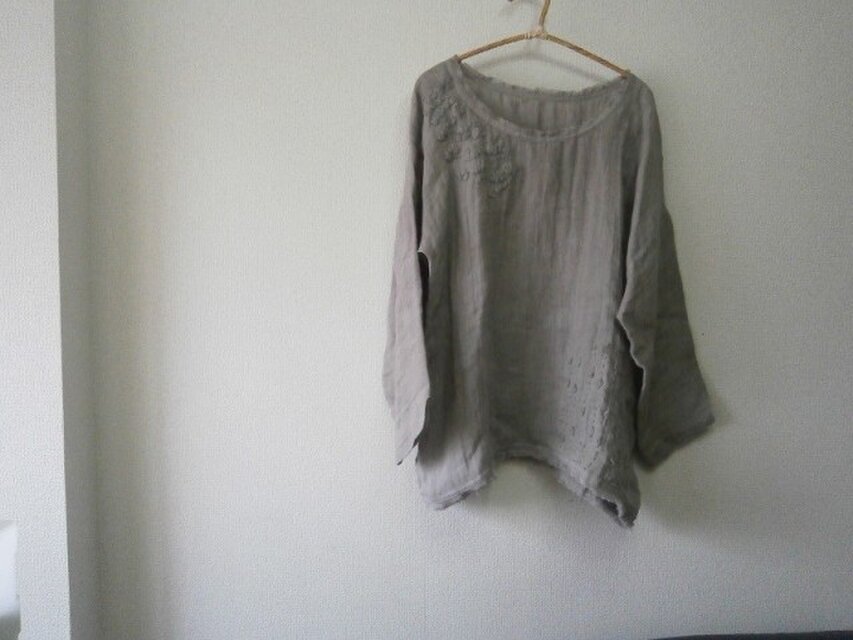 en‐en切りっぱなし手刺繍プルオーバー・グレー