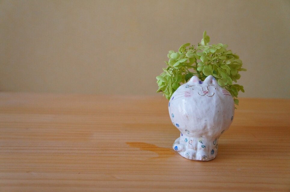 ねこの粉引色水玉花入れ