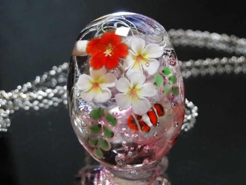 ハイビスカス・プルメリアとカクレクマノミのガラスペンダント