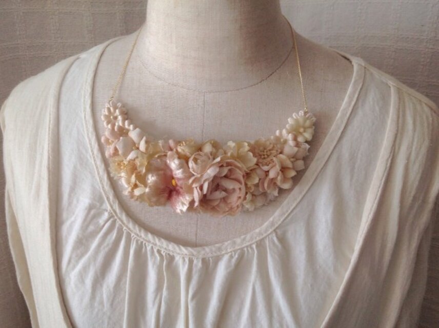 染め花の三日月型ネックレス(L・オフホワイト)