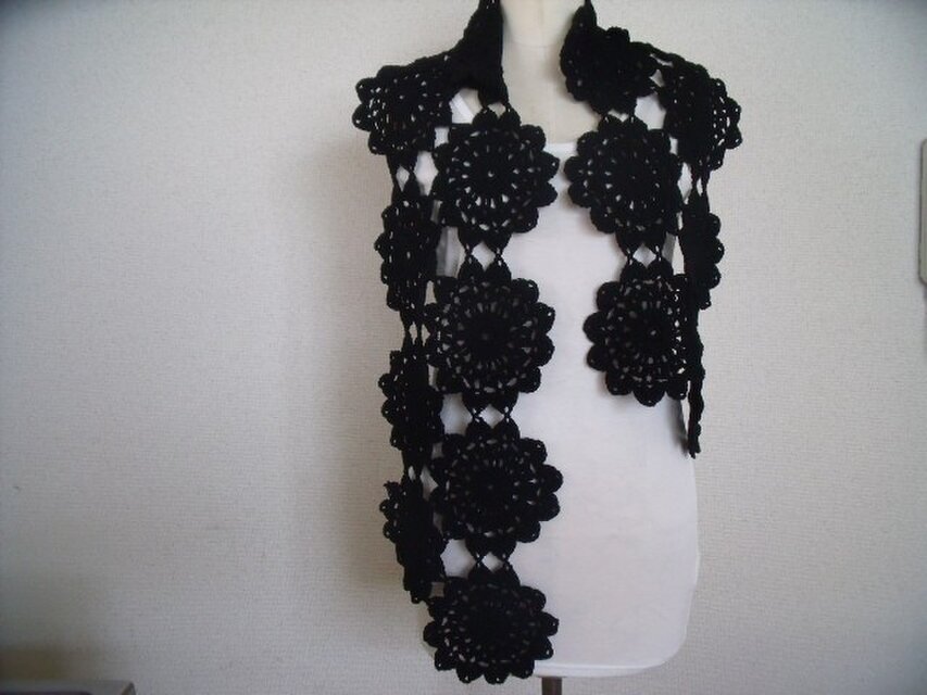 モチーフつなぎの黒いストール