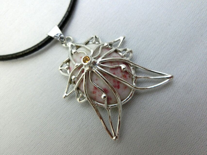 ユキノシタペンダント