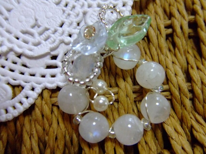 ムーンストーン丸玉　７ミリ　ペンダントトップアレンジ