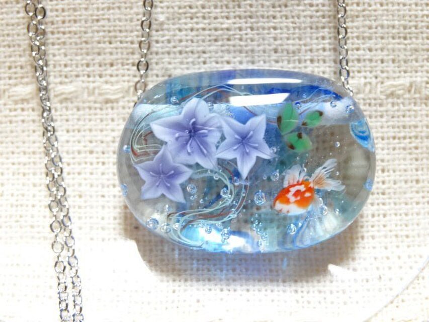 桔梗と金魚のとんぼ玉ガラスペンダント | iichi 日々の暮らしを