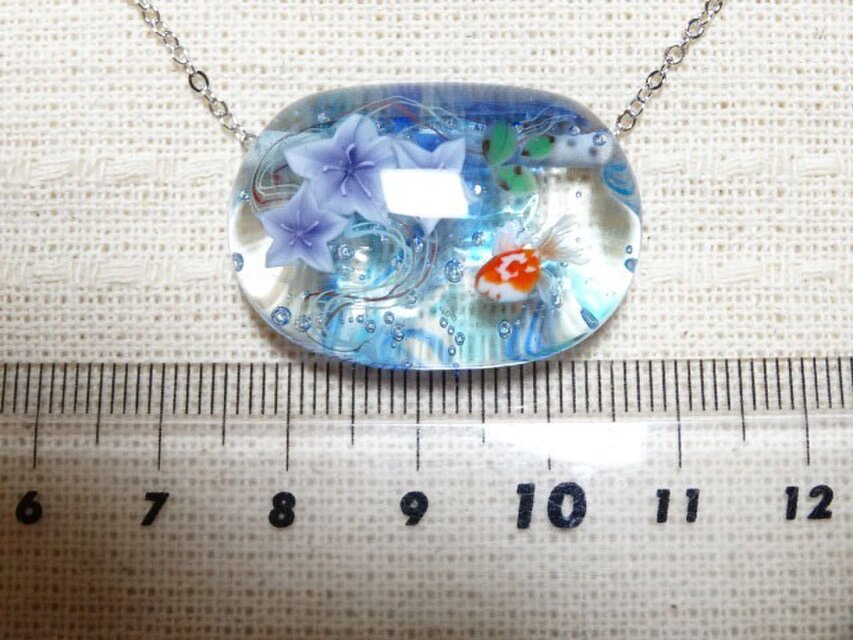 桔梗と金魚のとんぼ玉ガラスペンダント | iichi 日々の暮らしを