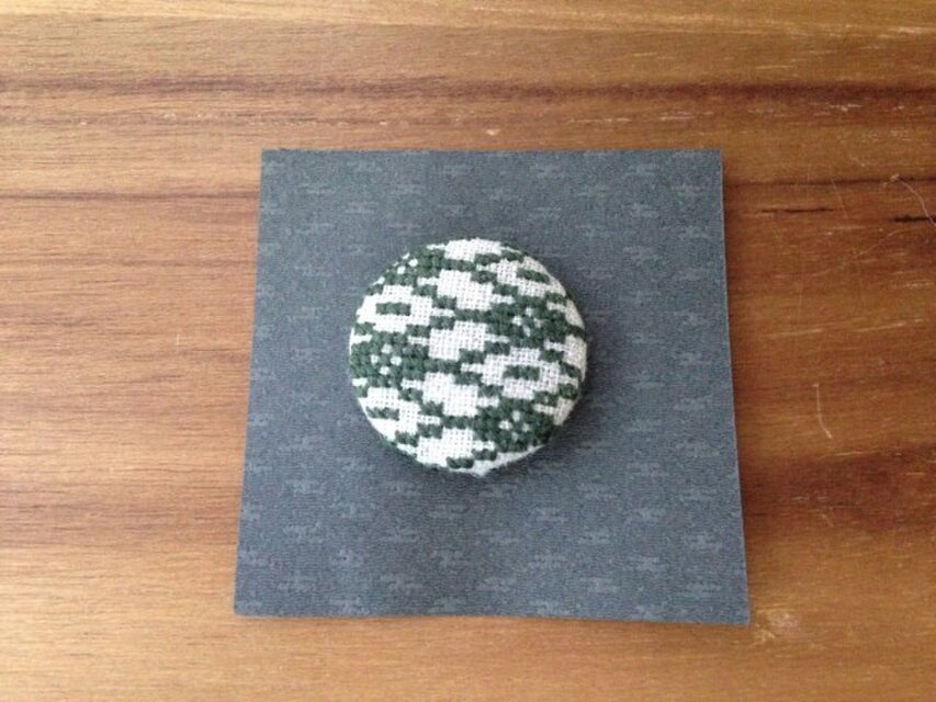 刺繍のクルミボタン3