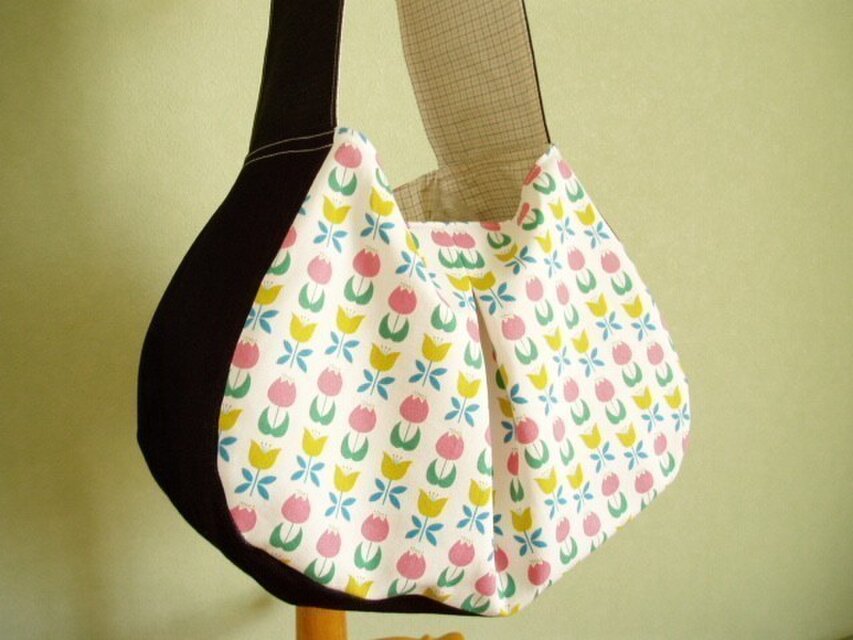 大きめマチのぷっくりたっぷりバッグチューリップ柄×紺