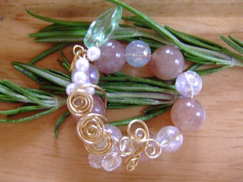 「愛の解放」　ストロベリークウォーツとオーロラクリスタルのトップ