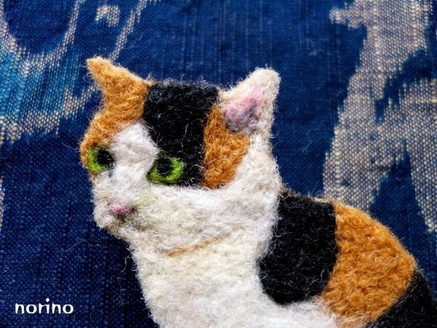 □羊毛フェルト お座り三毛猫ブローチ□ | iichi 日々の暮らしを