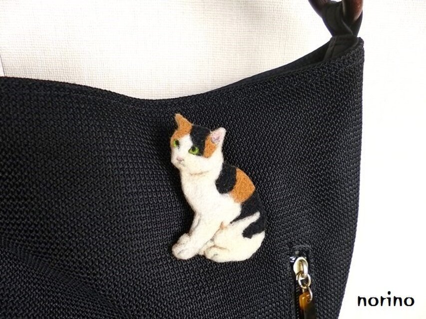 □羊毛フェルト お座り三毛猫ブローチ□ | iichi 日々の暮らしを
