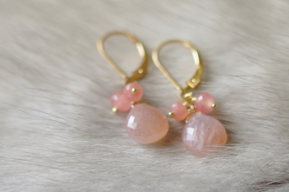 ピンクムーンストーンインカローズレバーバックピアス 14KGF