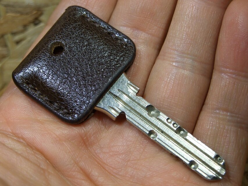 焦げ茶のキーカバー　