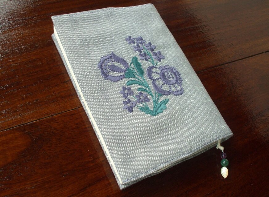 花刺繍の文庫本ブックカバー　渋青紫2