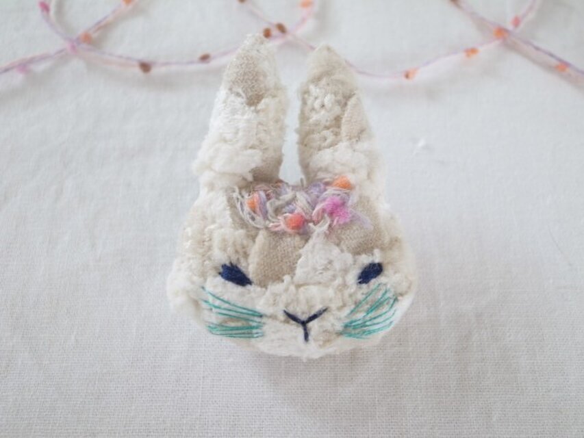 もこもこうさぎのブローチ　ピンク