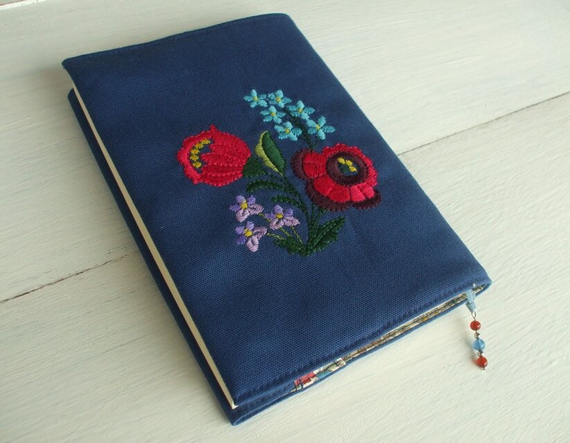 花刺繍の文庫本ブックカバー　青
