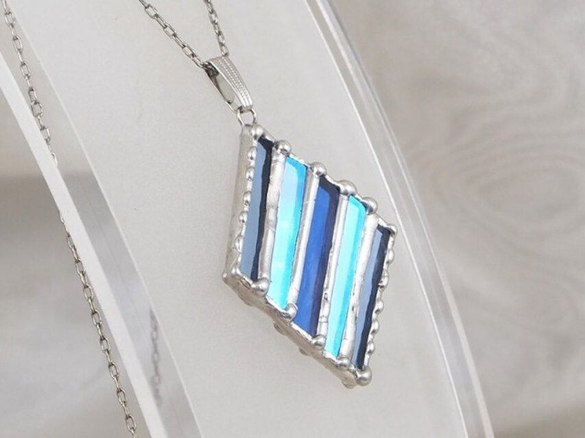 線織面の細密ステンドグラスペンダント