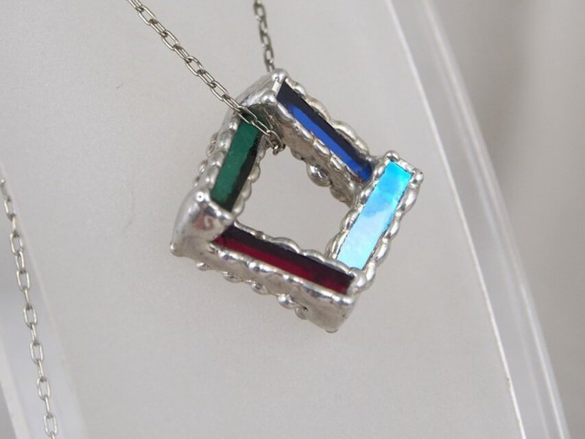 細密ステンドグラスのペンダント