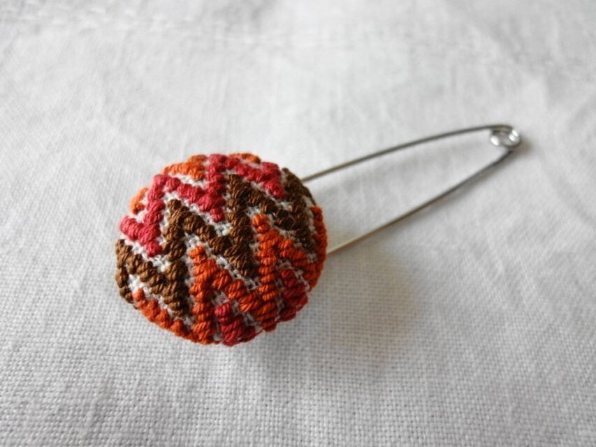 こぎん刺しストールピン　＜ 杉綾の応用 ・ 赤系 ＞