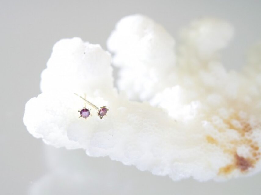 天然パープルピンク ダイヤモンドピアス K18 6本爪 スタッド | iichi