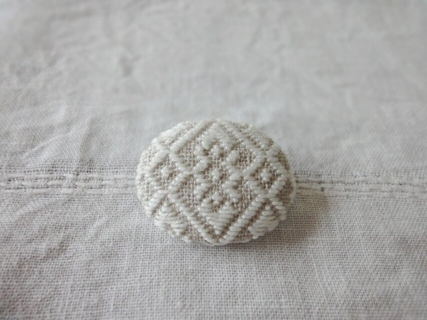 こぎん刺しブローチ　＜ ｎｏ．１　生成り ＞