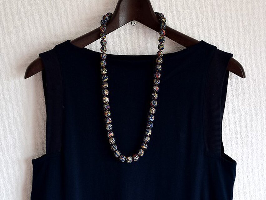 リバティプリントのネックレス（紺）