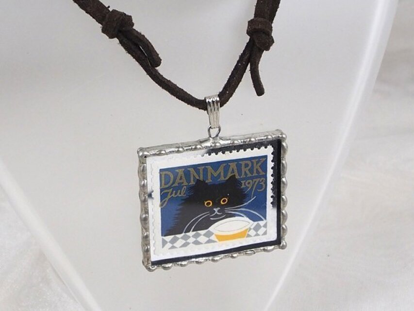 外国切手のペンダント[黒猫]