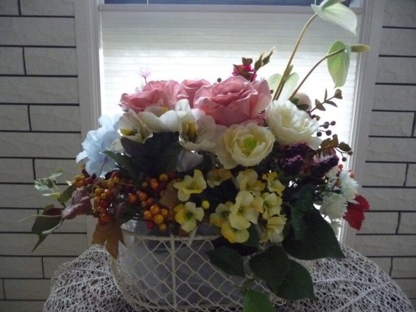 ｓｏｌｄ　ホワイトワイヤーバスケットの盛り花