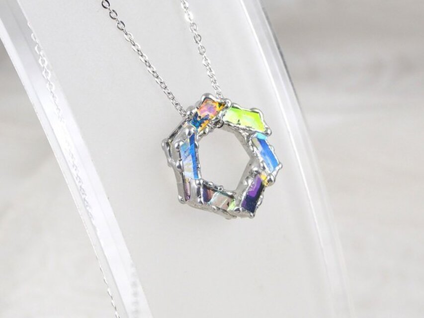 細密ステンドグラスのペンダント