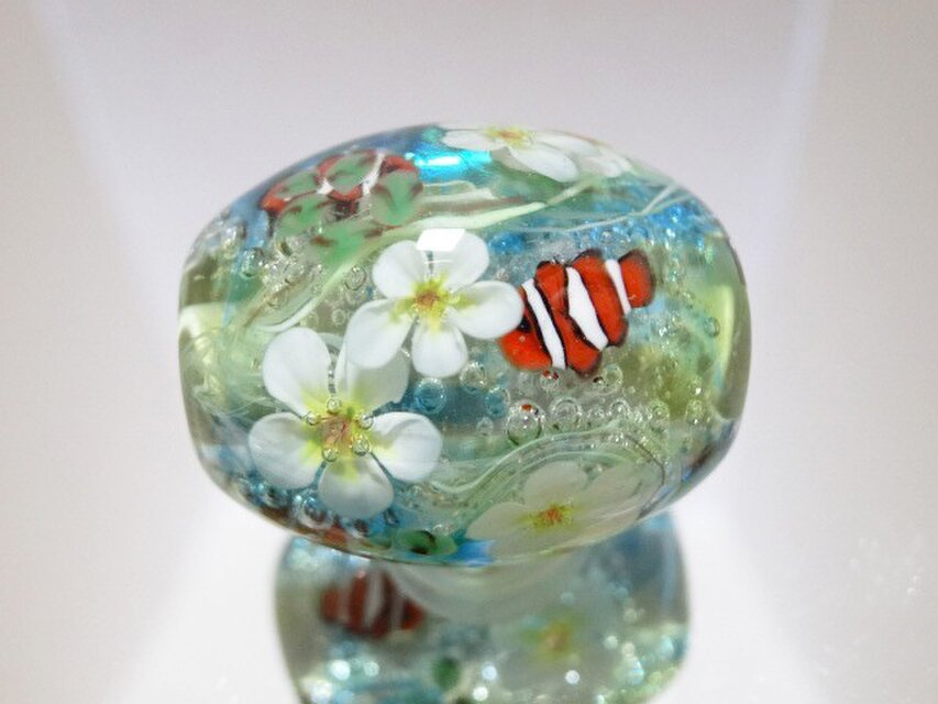 プルメリアとカクレクマノミのとんぼ玉