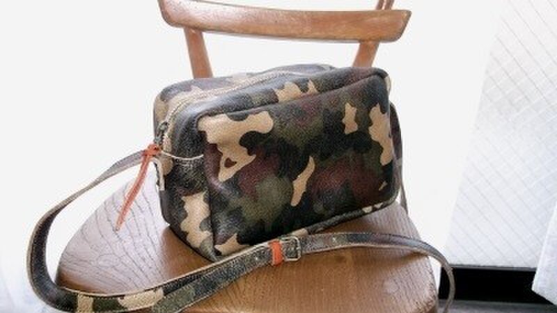 迷彩プリントレザーのミニショルダーバック