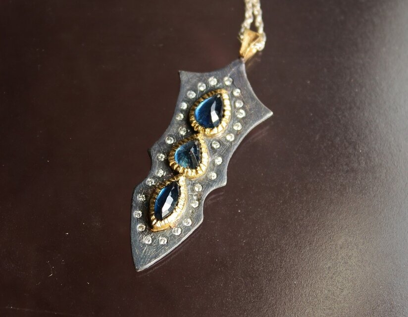 Modermitive sapphire pendant