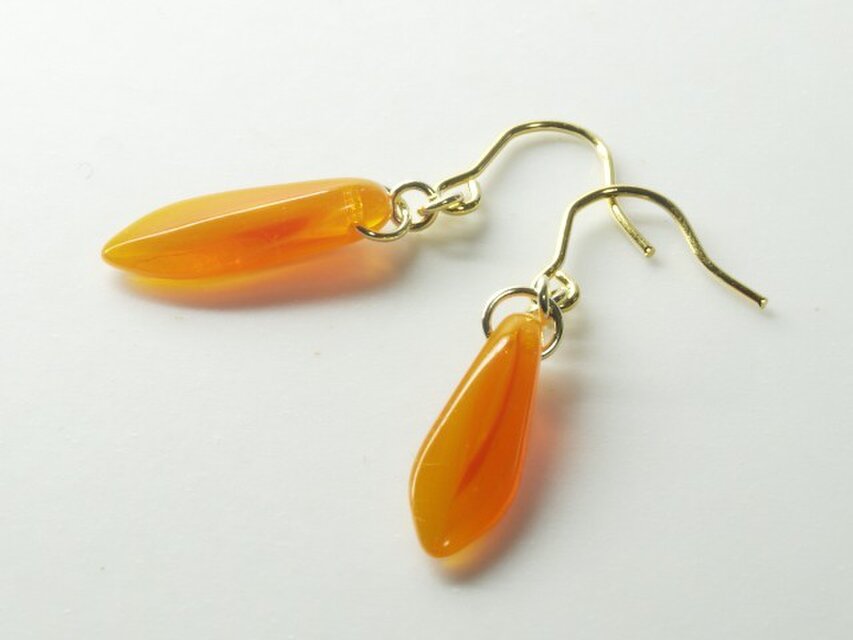 チェコ・ダガーの一粒ピアス　マンダリン