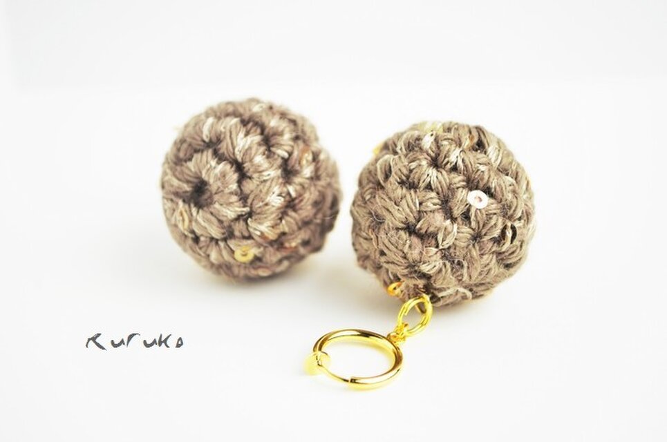 ころころスパンコールイヤリング　ブラウングレー