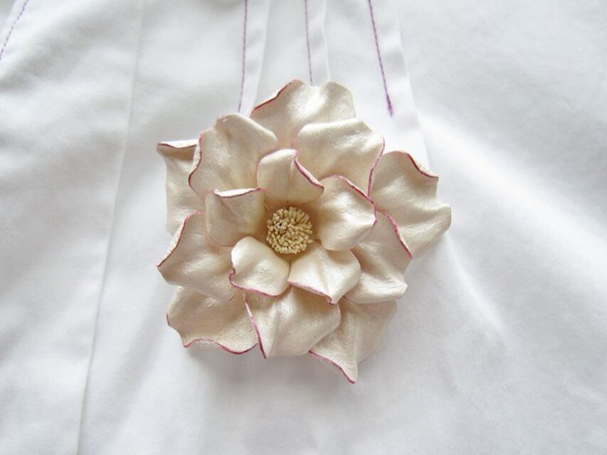 革のコサージュ ミニローズ（アイボリー＋ピンク）