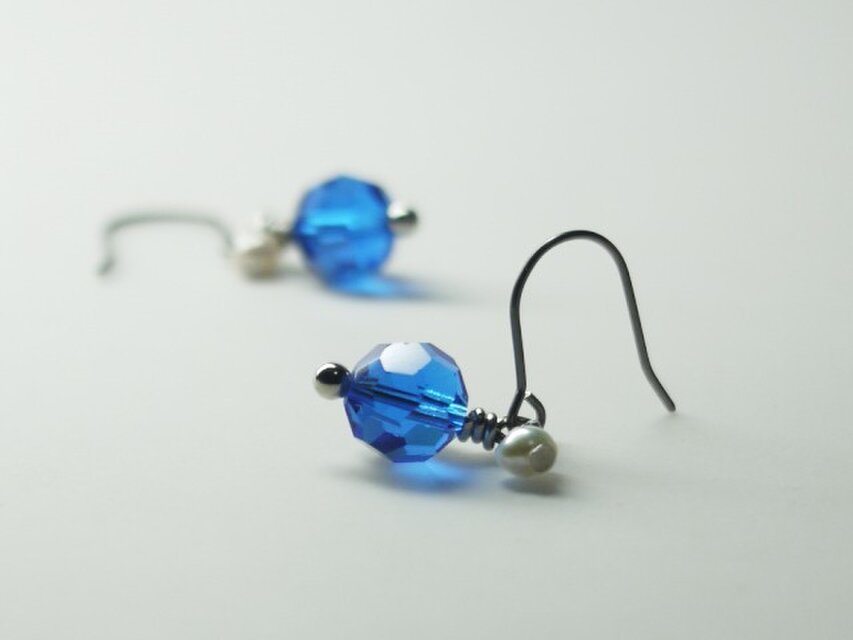 スワロダイヤカットとパールのピアス　ブルーカプリ