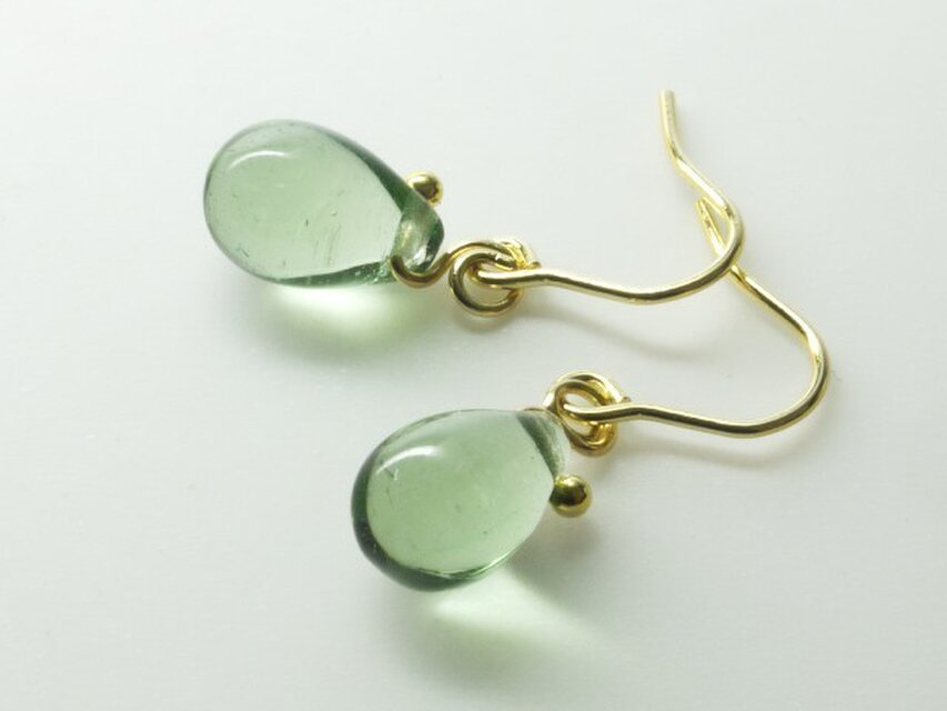 チェコガラスのしずくピアス　うすみどり