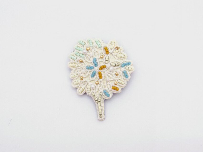 木のレースとビーズ刺繍のブローチ