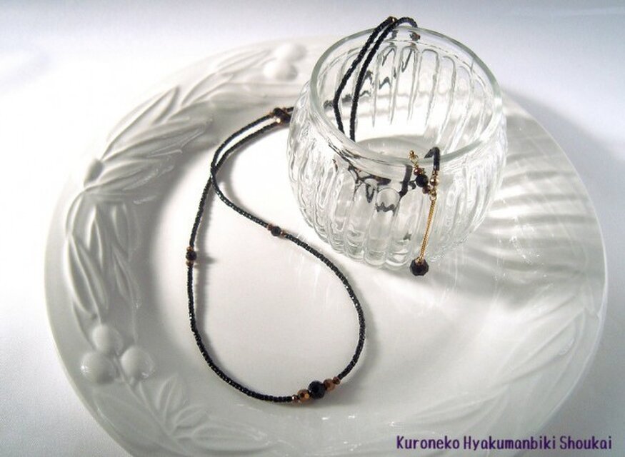 オペラサイズ・カットガラスとビーズのネックレス：ブラック+G