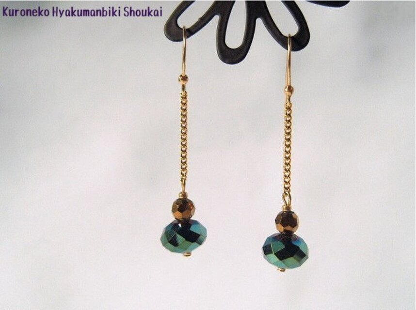 ゴールド+グリーンが揺れるピアス