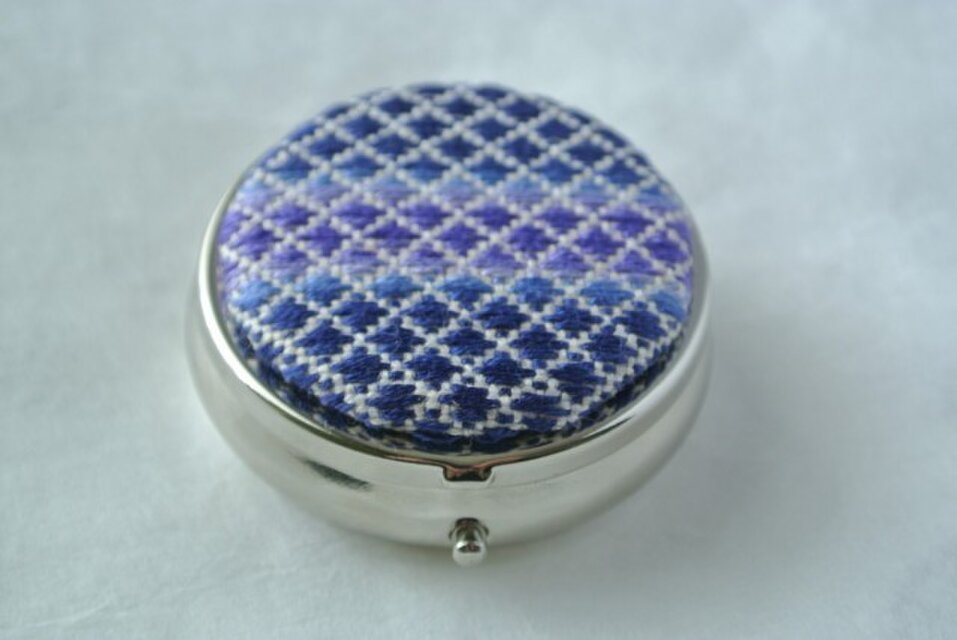 こぎん刺し　ピルケース　青紫