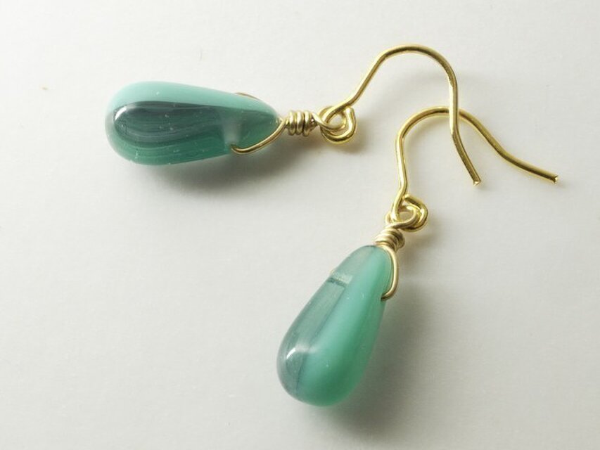 チェコガラスの大きめしずくピアス　モンタナ・ターコイズ