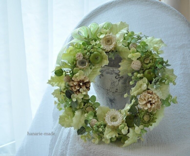 やわらかな緑色の柊のリース