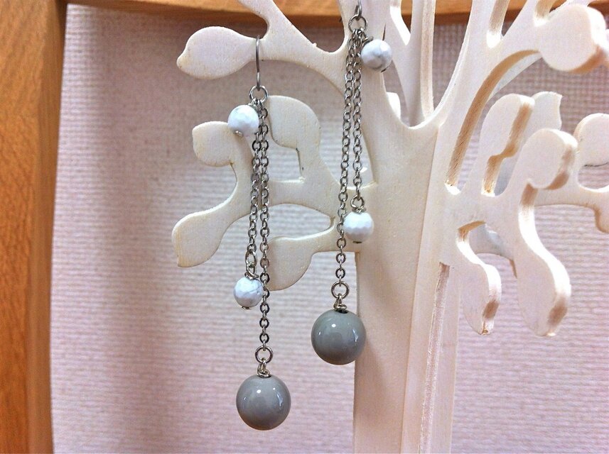 マグネサイトとアクリルボールのゆらゆらピアス