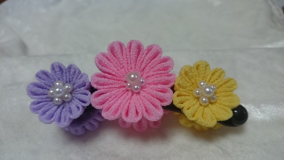 つまみ細工のバナナクリップ