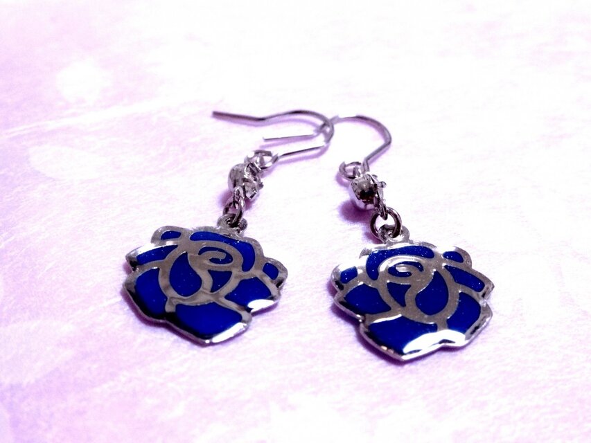 青いバラのピアス