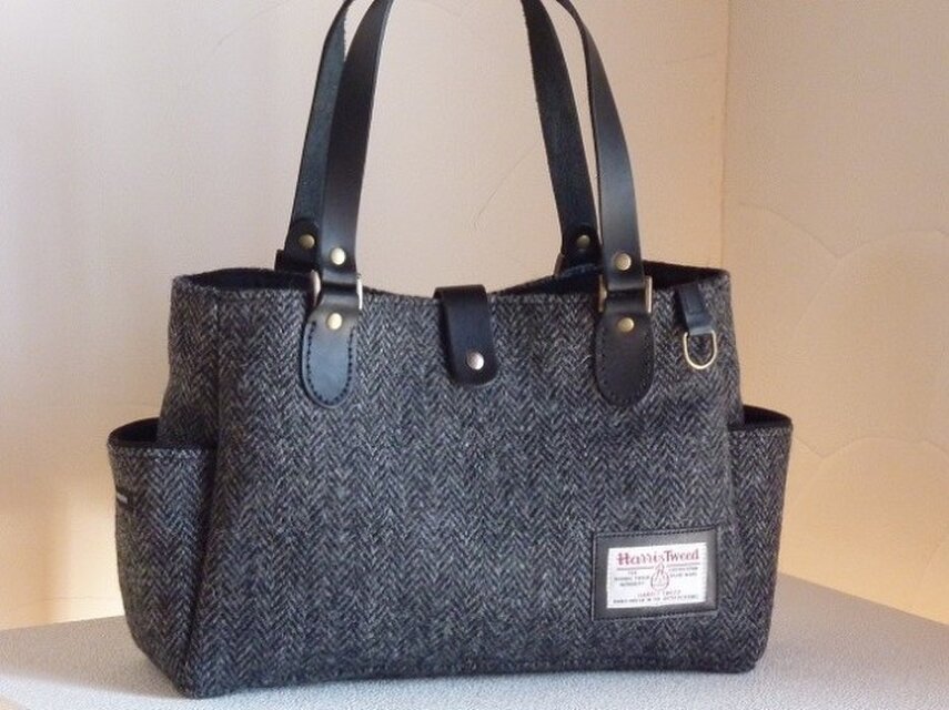 サイドポケット台形M（ハリスツイード:黒ヘリンボーン）